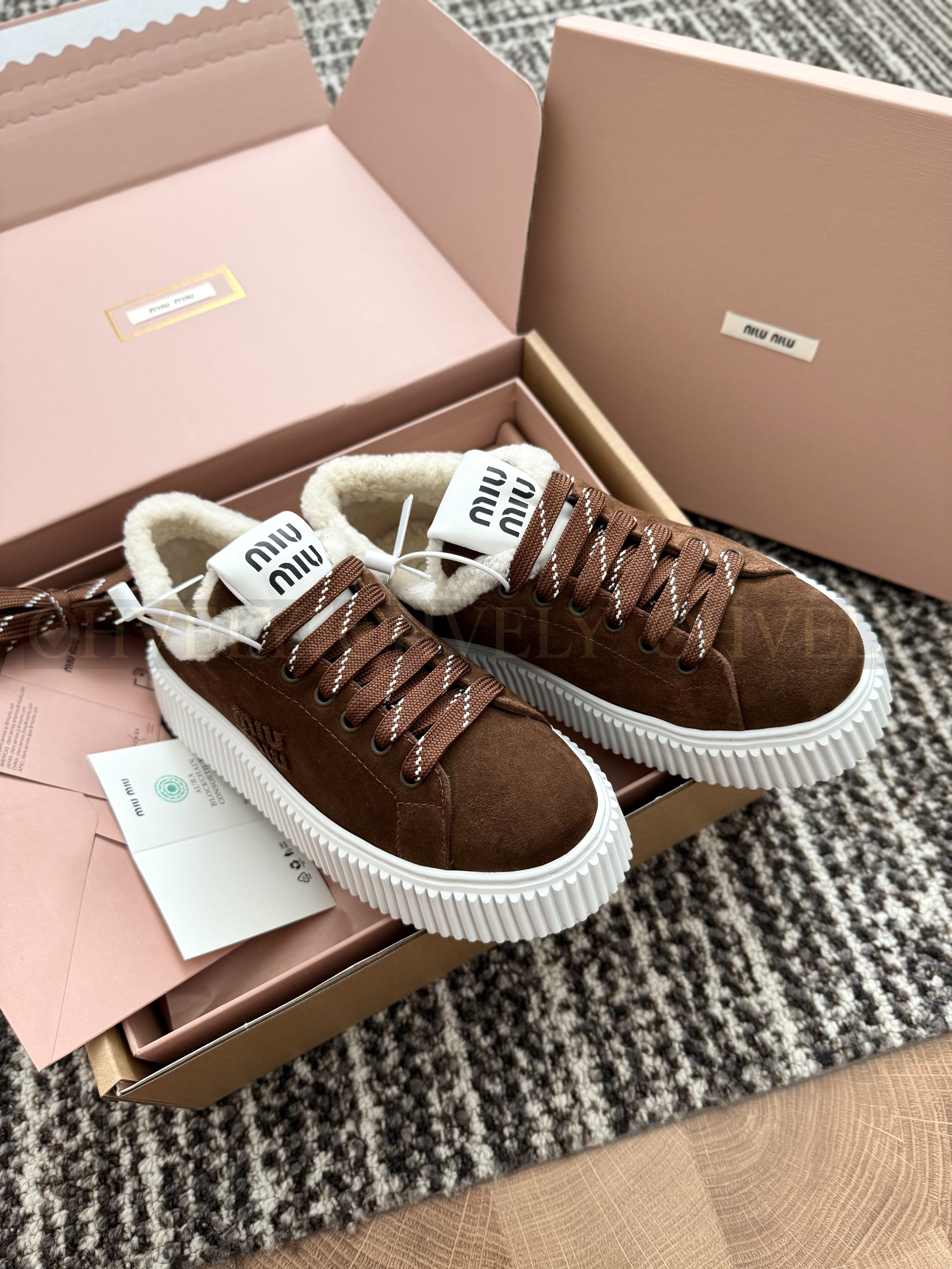 Miu miu 스웨이드 시어링 스니커즈(하이엔드급)