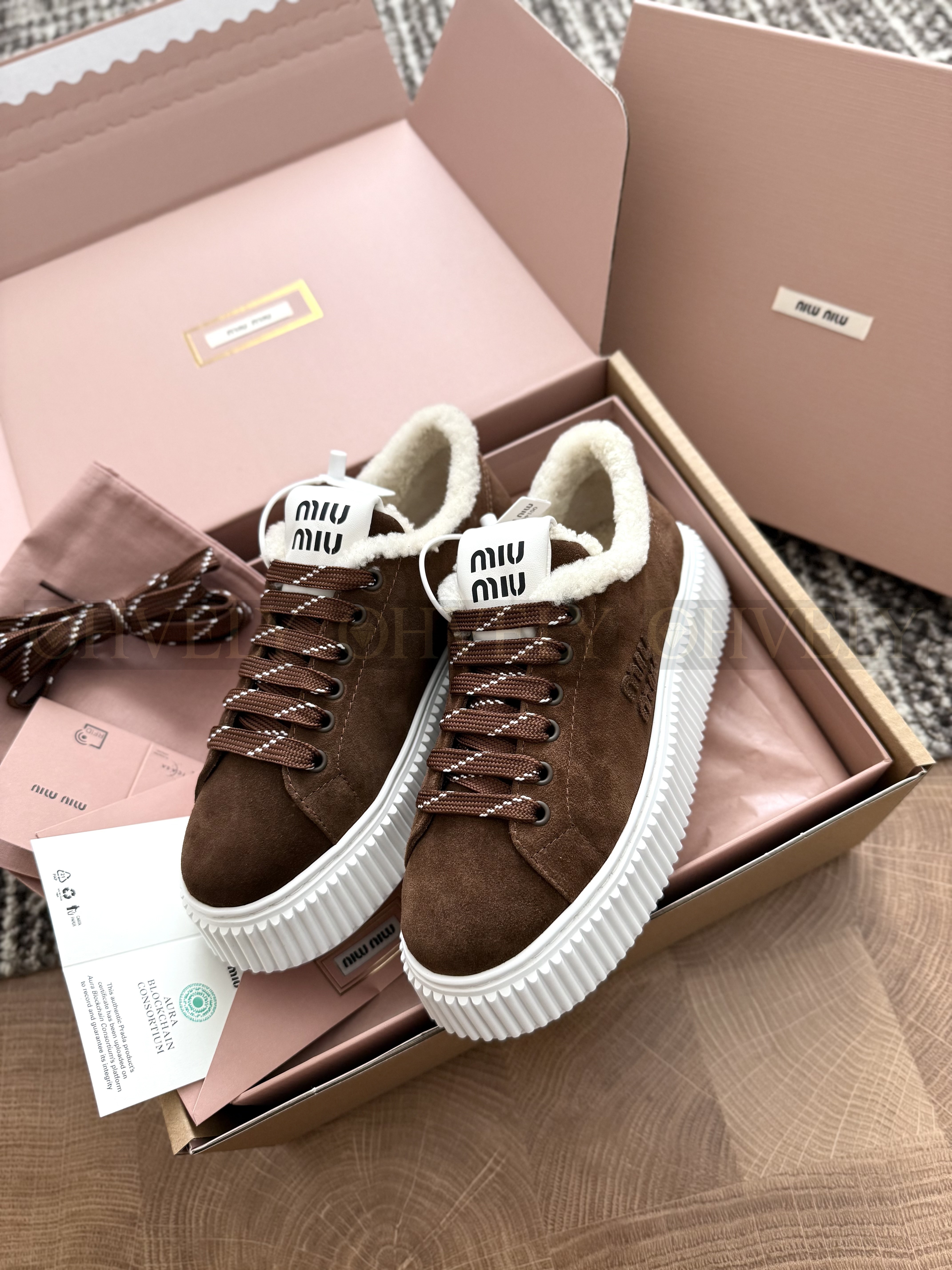 Miu miu 스웨이드 시어링 스니커즈(하이엔드급) 상품 썸네일