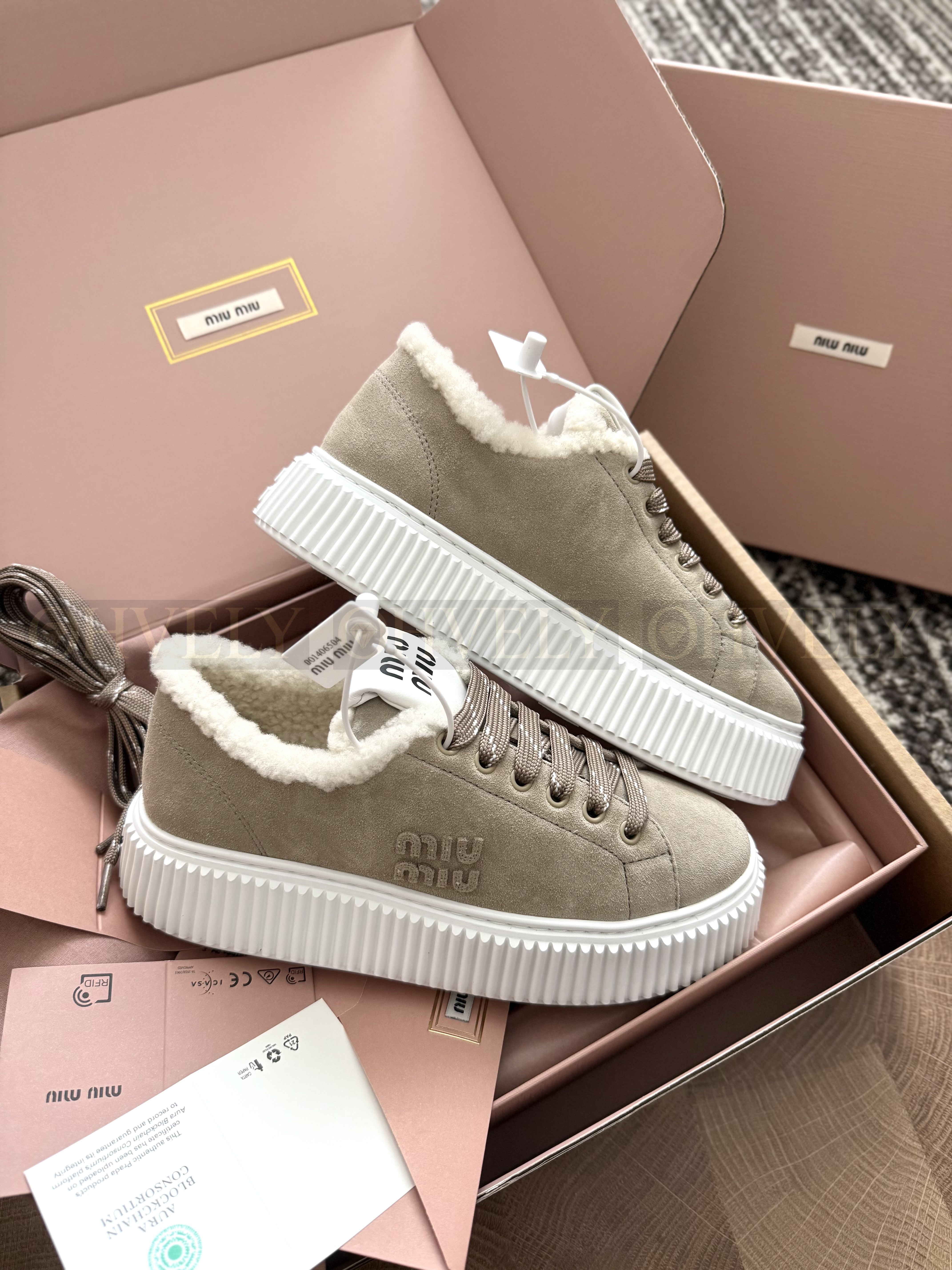 Miu miu 스웨이드 시어링 스니커즈(하이엔드급) 상품 썸네일