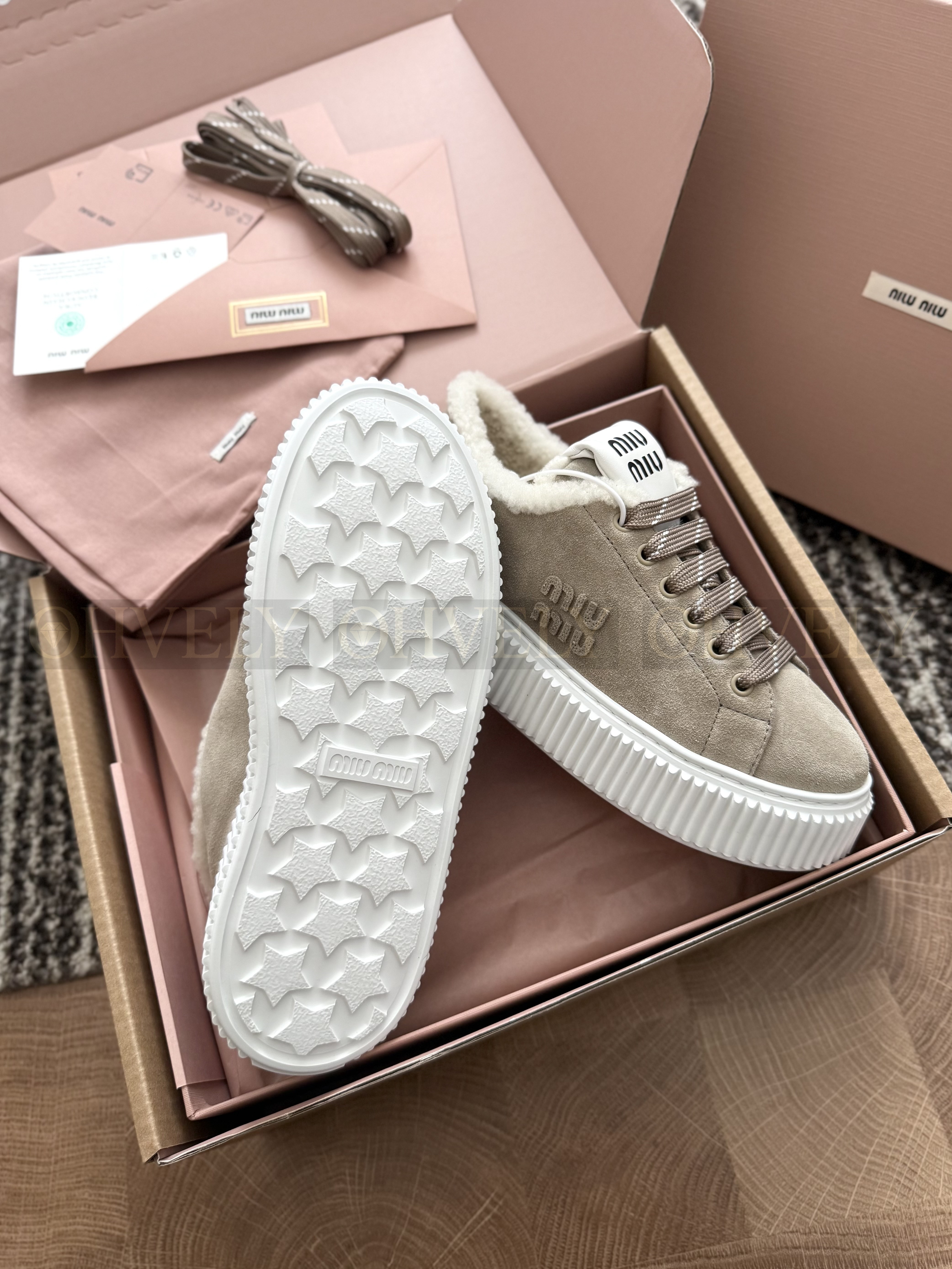 Miu miu 스웨이드 시어링 스니커즈(하이엔드급) 상품 썸네일