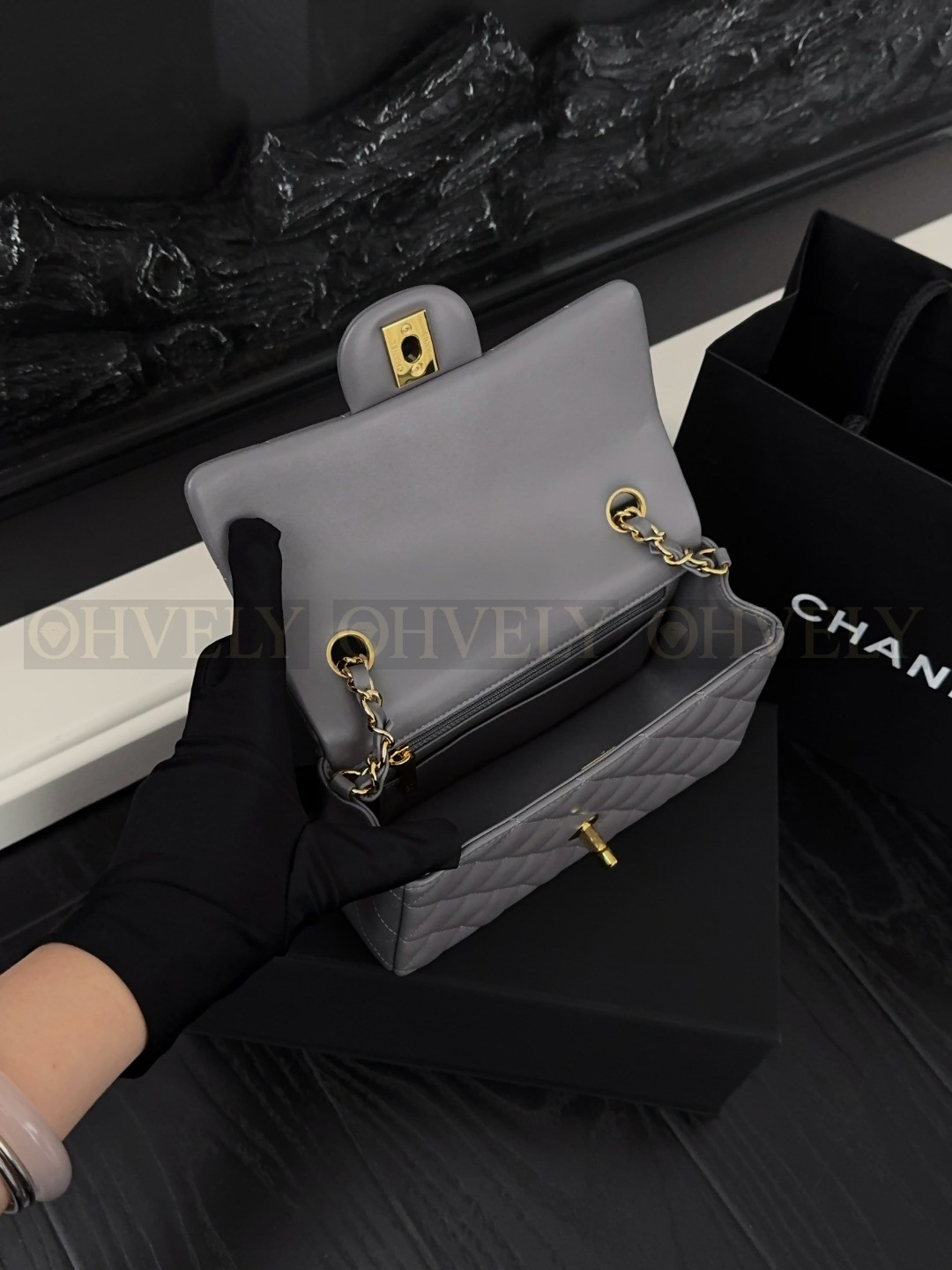 Chanel(샤넬) 그레이 캐비어 클래식 미듐 금장체인 숄더백 (매장가 1550만) 상품 썸네일