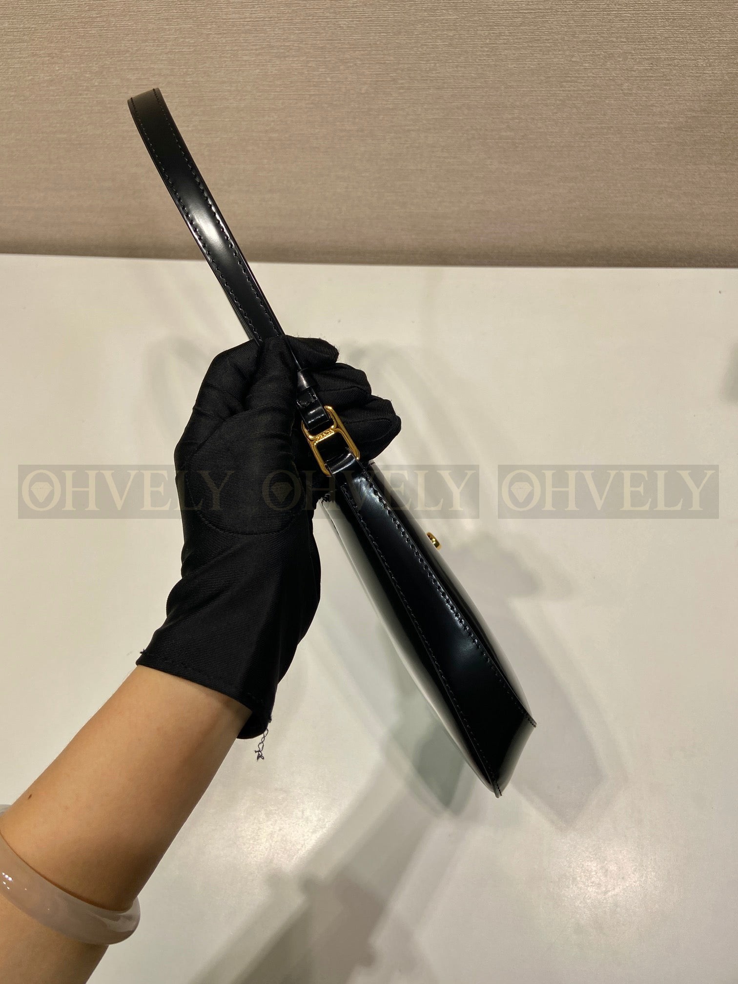 프라다 클레오 브러쉬드 레더 숄더백 클래스프 클로저 상품 썸네일