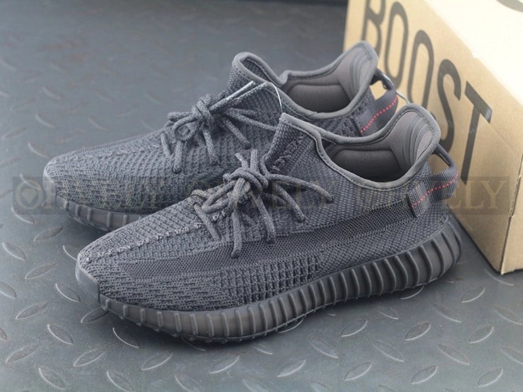 YEEZY 350 V2 블랙 상품 썸네일