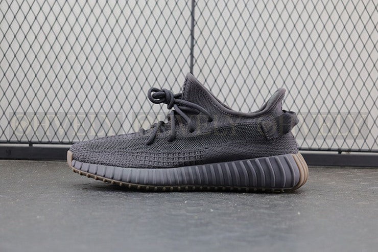 YEEZY 350 V2 신더 리플렉티브