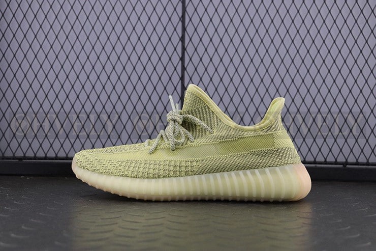 YEEZY 350 V2 안틀리아 리플렉티브