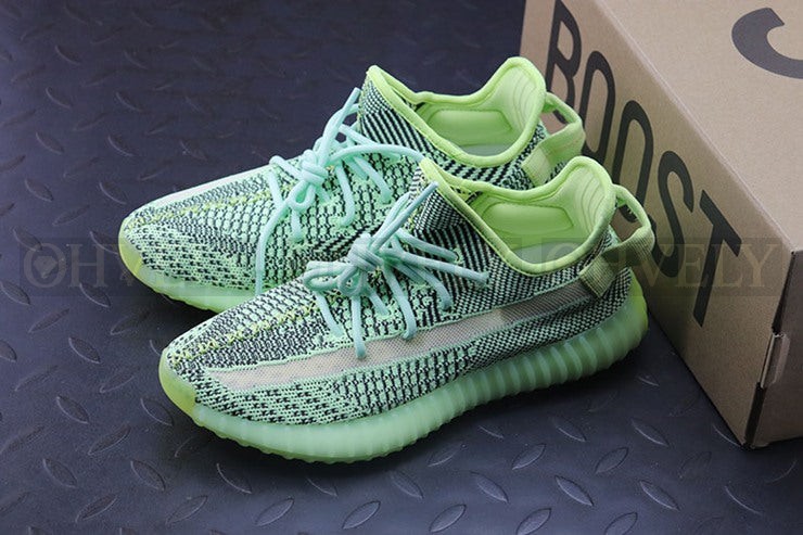 YEEZY 350 V2 이즈릴 상품 썸네일