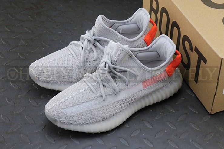 YEEZY 350 V2 테일라이트 상품 썸네일