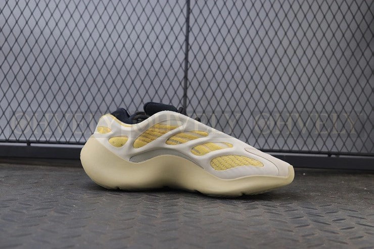 YEEZY 700 V3 새플라워 상품 썸네일