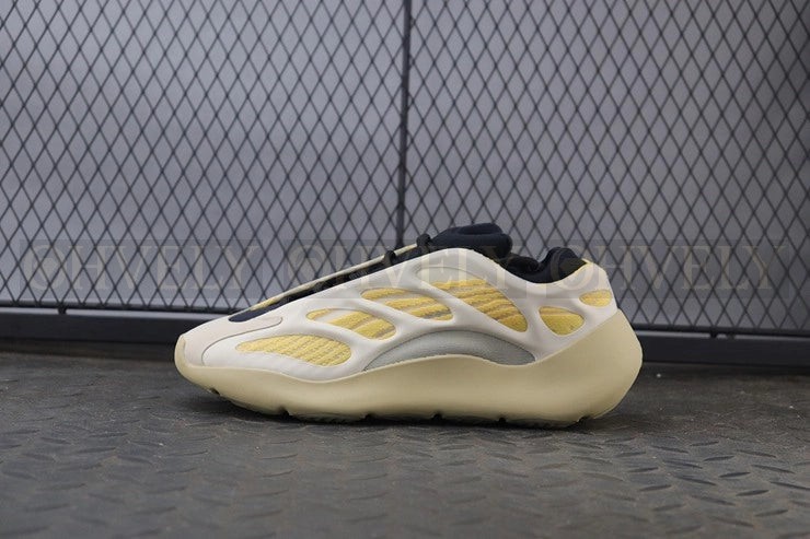 YEEZY 700 V3 새플라워