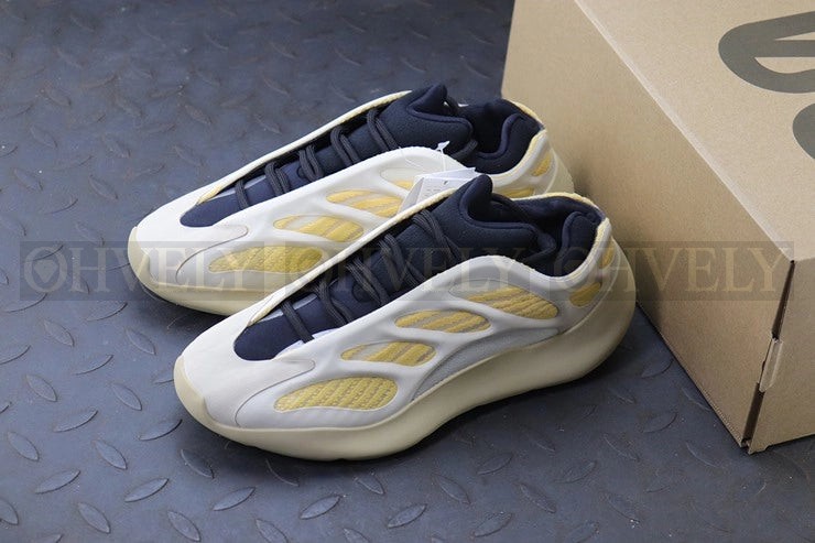 YEEZY 700 V3 새플라워 상품 썸네일