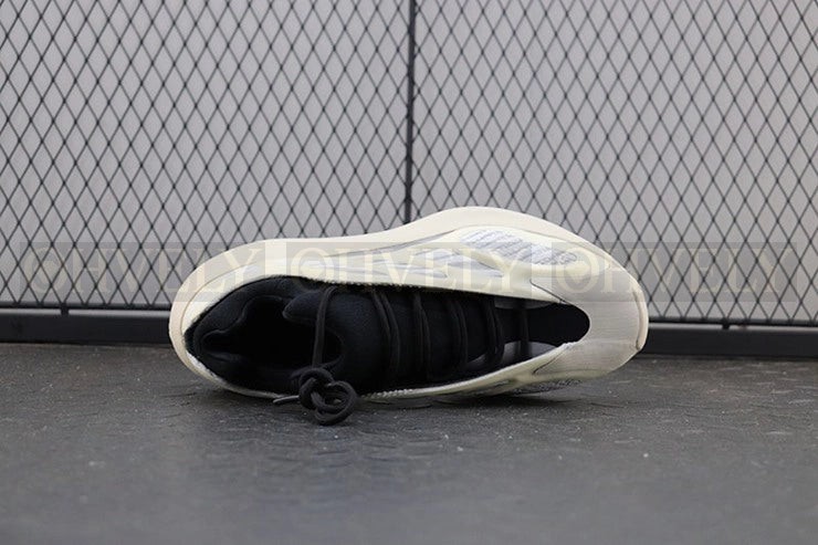YEEZY 700 V3 아자엘 상품 썸네일