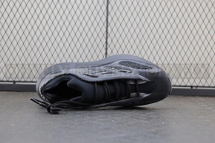 YEEZY 700 V3 알바 상품 썸네일