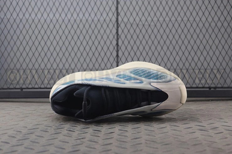 YEEZY 700 V3 카이아나이트 상품 썸네일