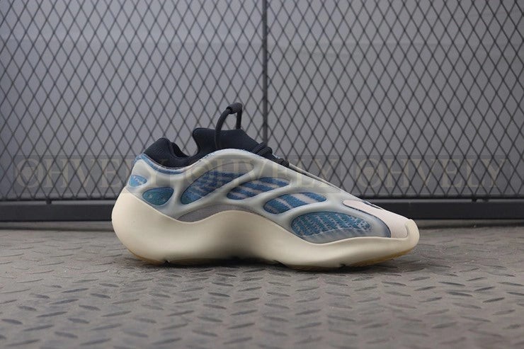 YEEZY 700 V3 카이아나이트 상품 썸네일