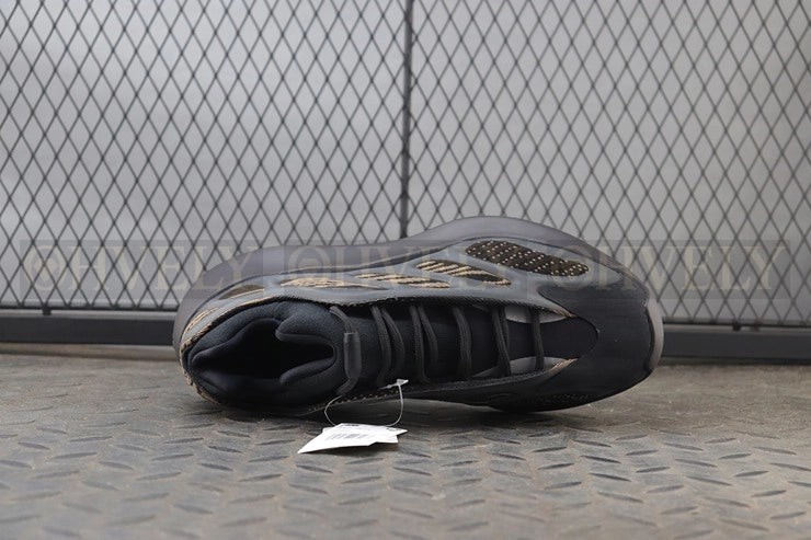 YEEZY 700 V3 클레이 브라운 상품 썸네일
