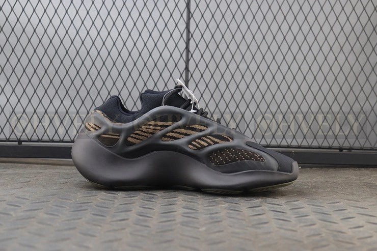 YEEZY 700 V3 클레이 브라운 상품 썸네일