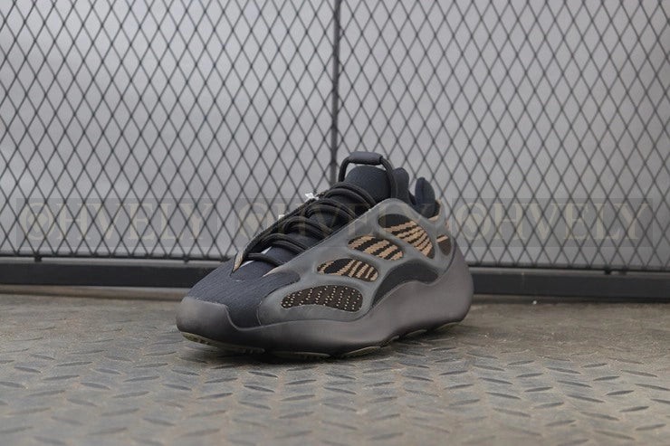 YEEZY 700 V3 클레이 브라운 상품 썸네일