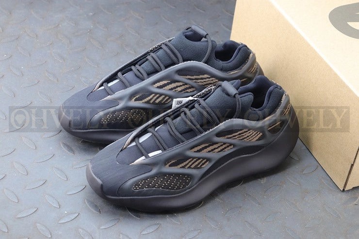 YEEZY 700 V3 클레이 브라운 상품 썸네일