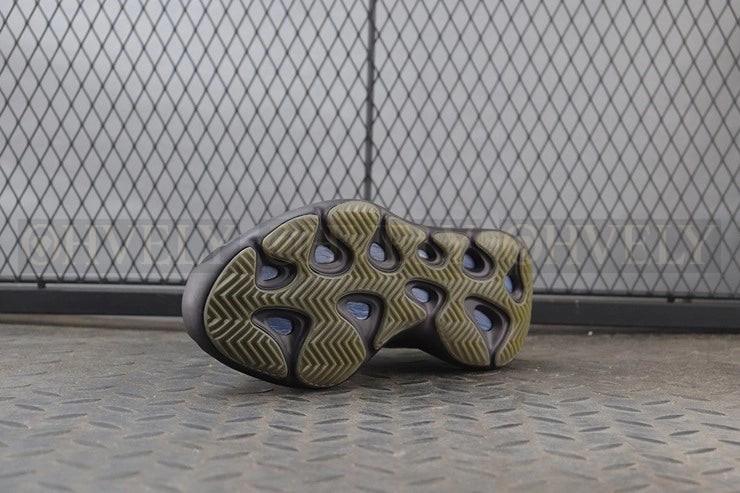 YEEZY 700 V3 클레이 브라운 상품 썸네일