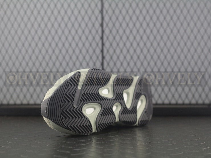 YEEZY 700 솔트 상품 썸네일