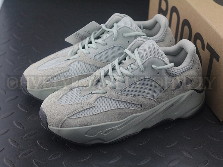 YEEZY 700 솔트 상품 썸네일