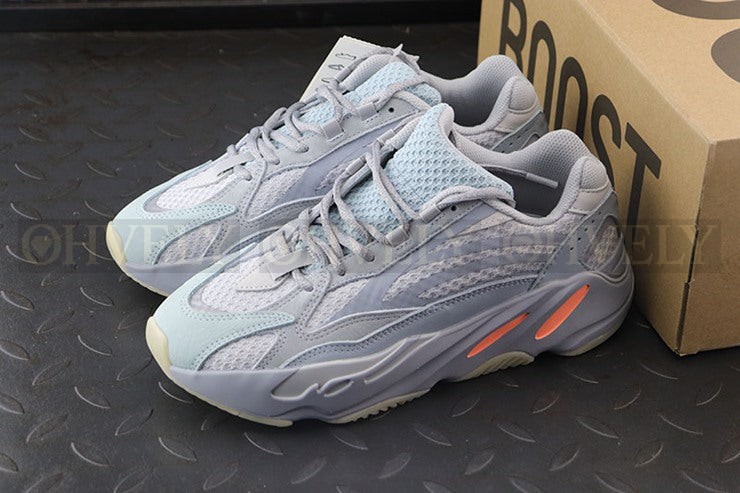 YEEZY 700 이너시아 상품 썸네일