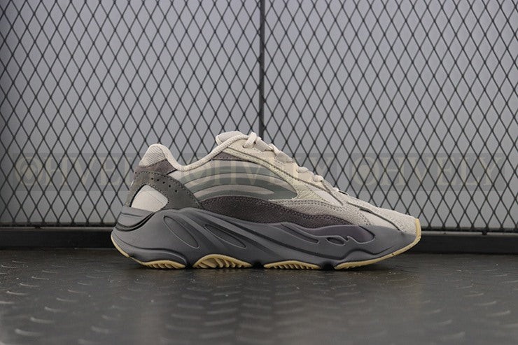 YEEZY 700 테프라 상품 썸네일