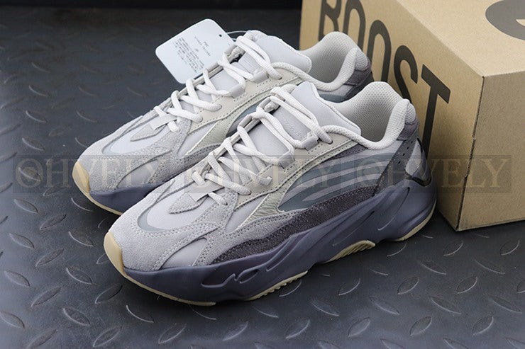 YEEZY 700 테프라 상품 썸네일