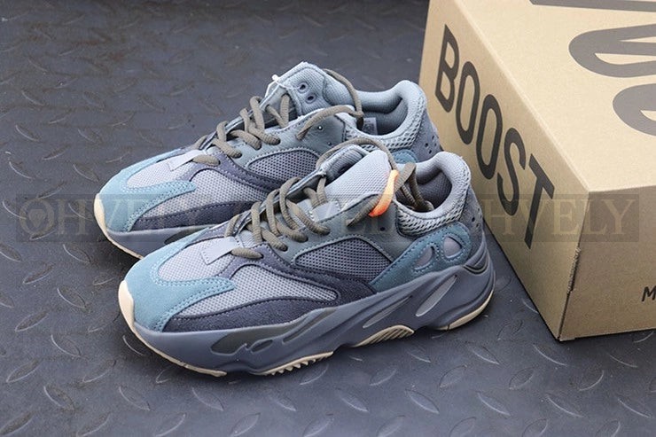 YEEZY 700 틸 블루 상품 썸네일