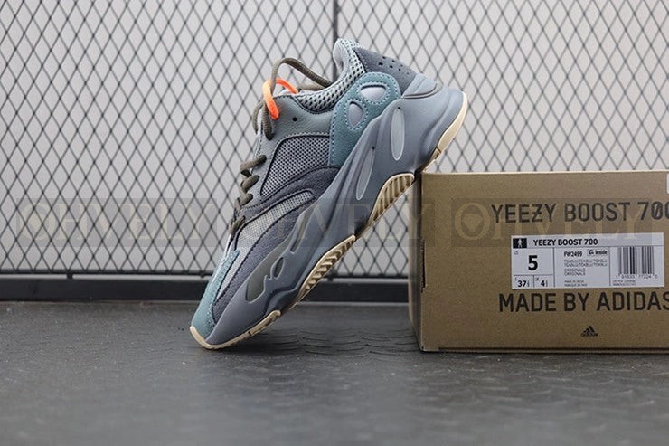 YEEZY 700 틸 블루 상품 썸네일
