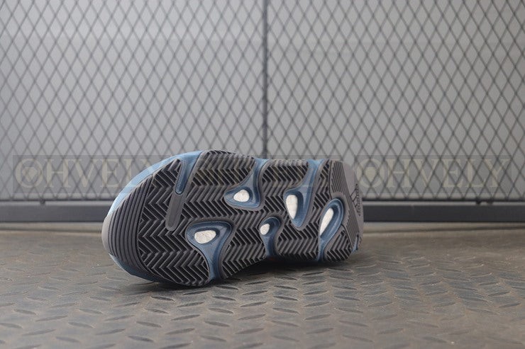 YEEZY 700 페디드 아주르 상품 썸네일