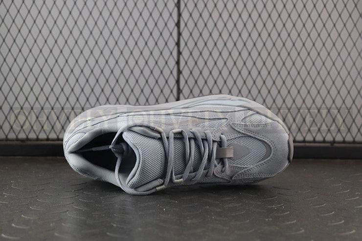 YEEZY 700 호스피탈 블루 상품 썸네일