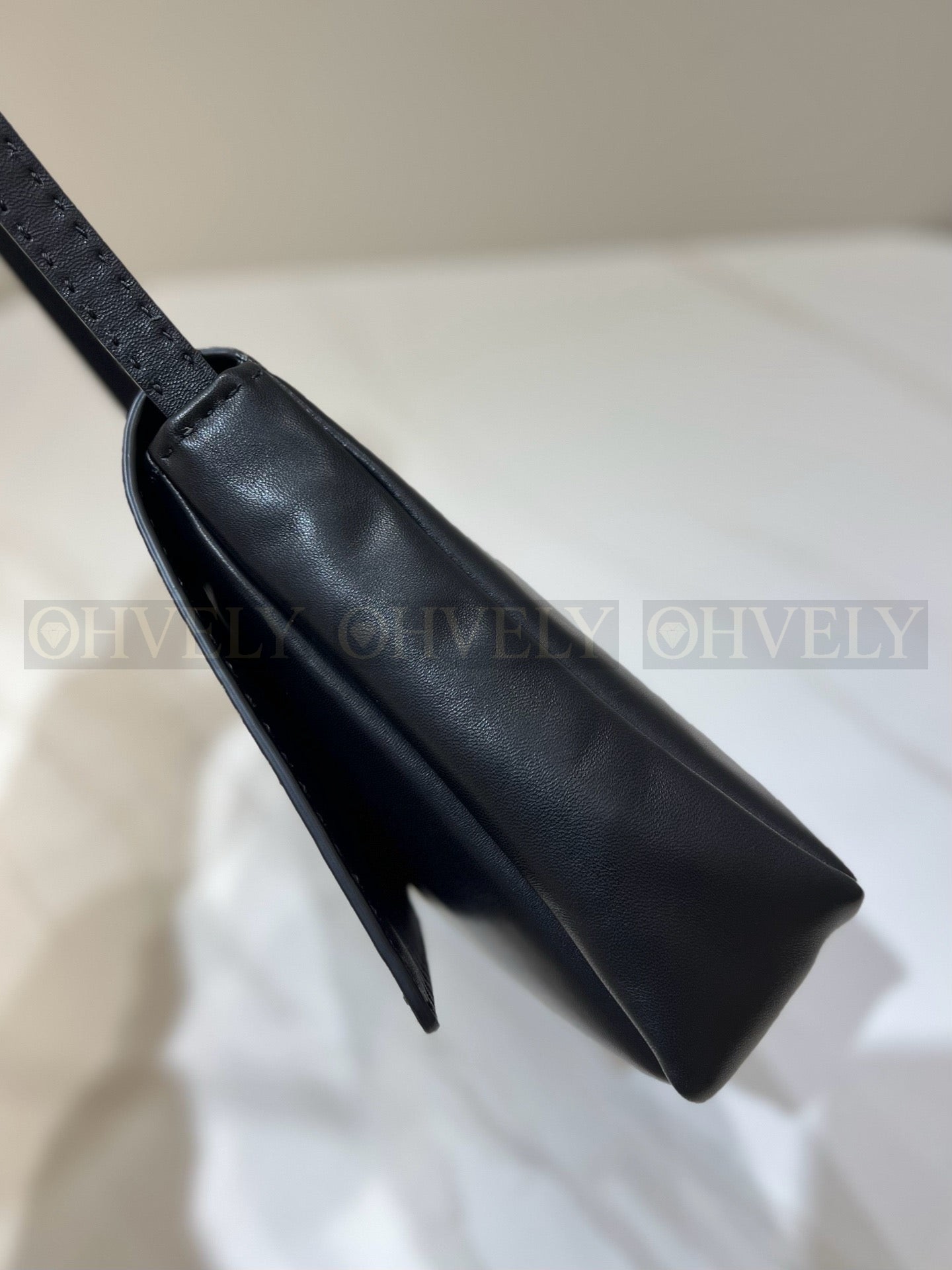 더로우 뉘앙스 레더 숄더백 상품 썸네일