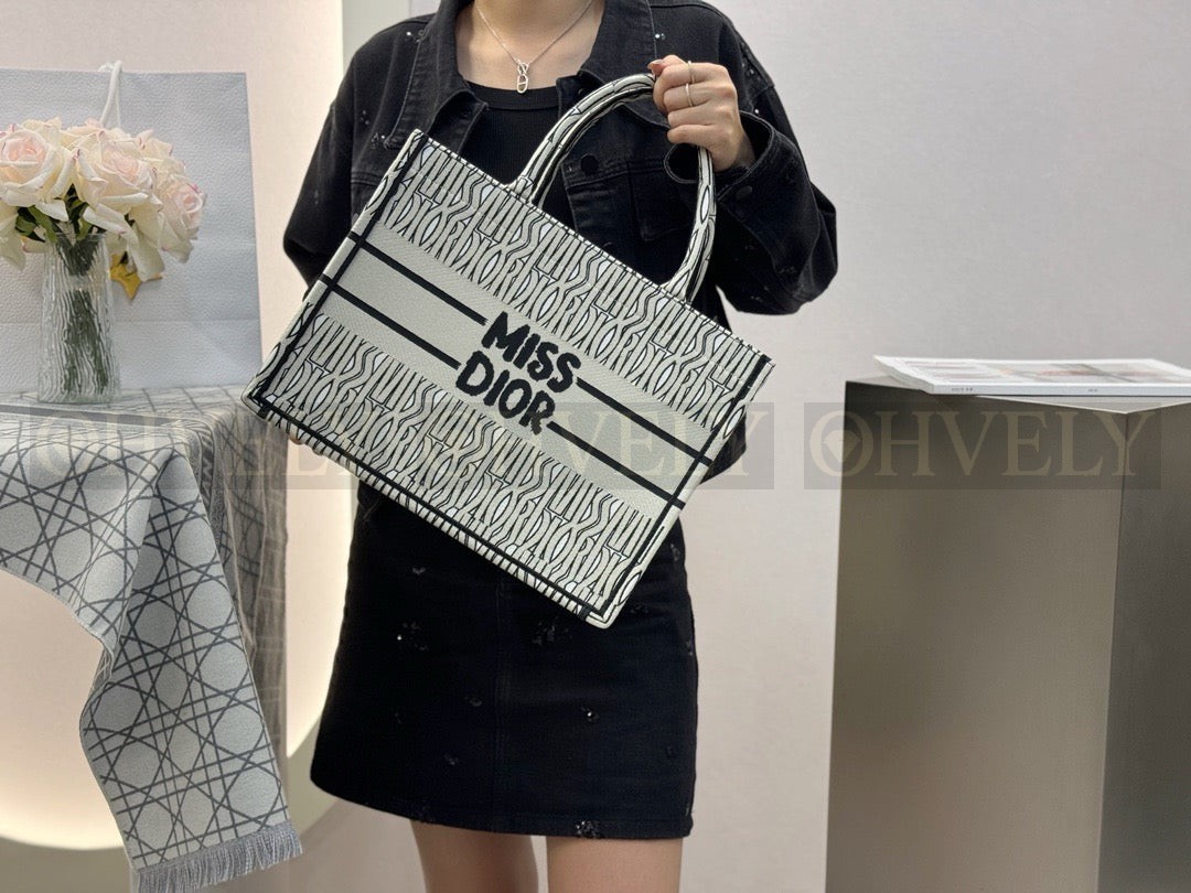 디올 미스 디올 울오버 북 토트백 미디움 상품 썸네일