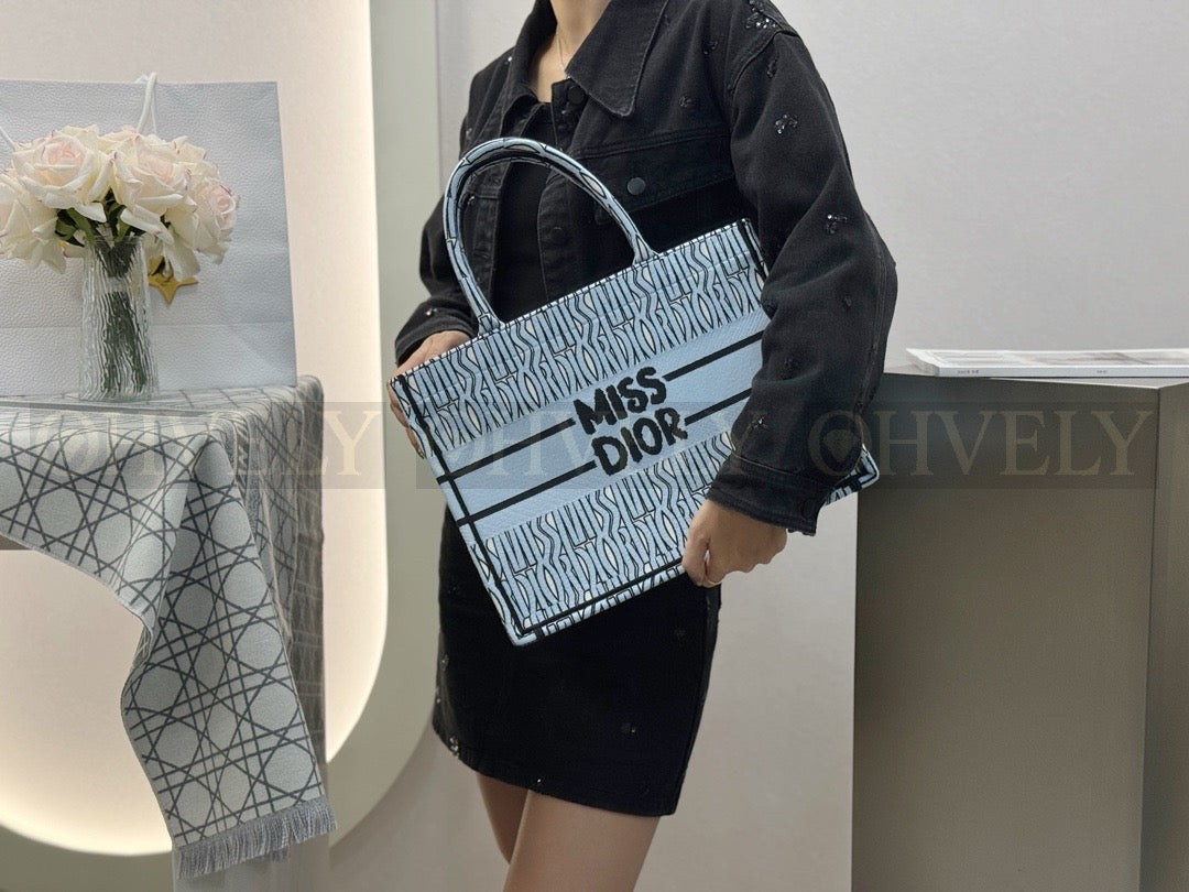 디올 미스 디올 울오버 북 토트백 미디움 상품 썸네일