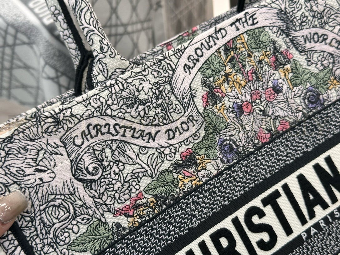 디올 어라운드 더 월드 모티프 자수 북 토트백 미디움 상품 썸네일
