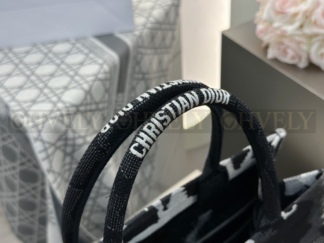 디올 파리 자수 북 토트백 미디움 상품 썸네일