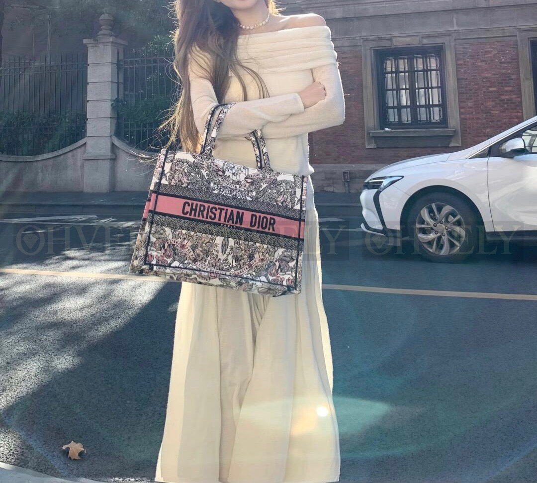 디올 파스텔 핑크 버터플라이 어라운드 더 월드 북 토트백 미디움 상품 썸네일