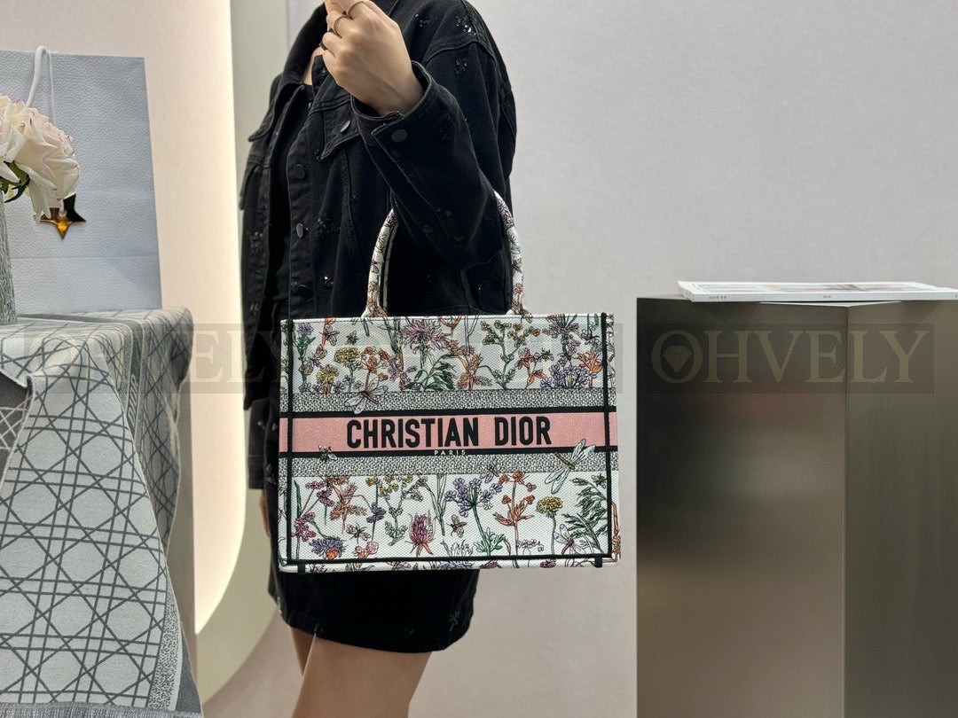 디올 헤르바리움 자수 북 토트백 미디움 상품 썸네일