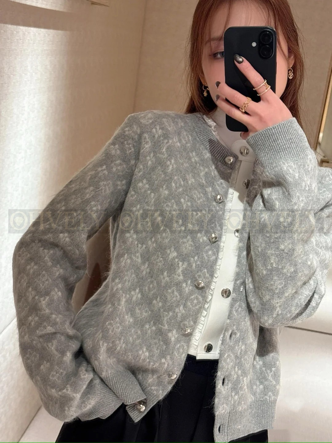 【 ZP 】Louis Vuitton 2025 모노그램 버튼 가디건 그레이 (매장가 368만원) 상품 썸네일