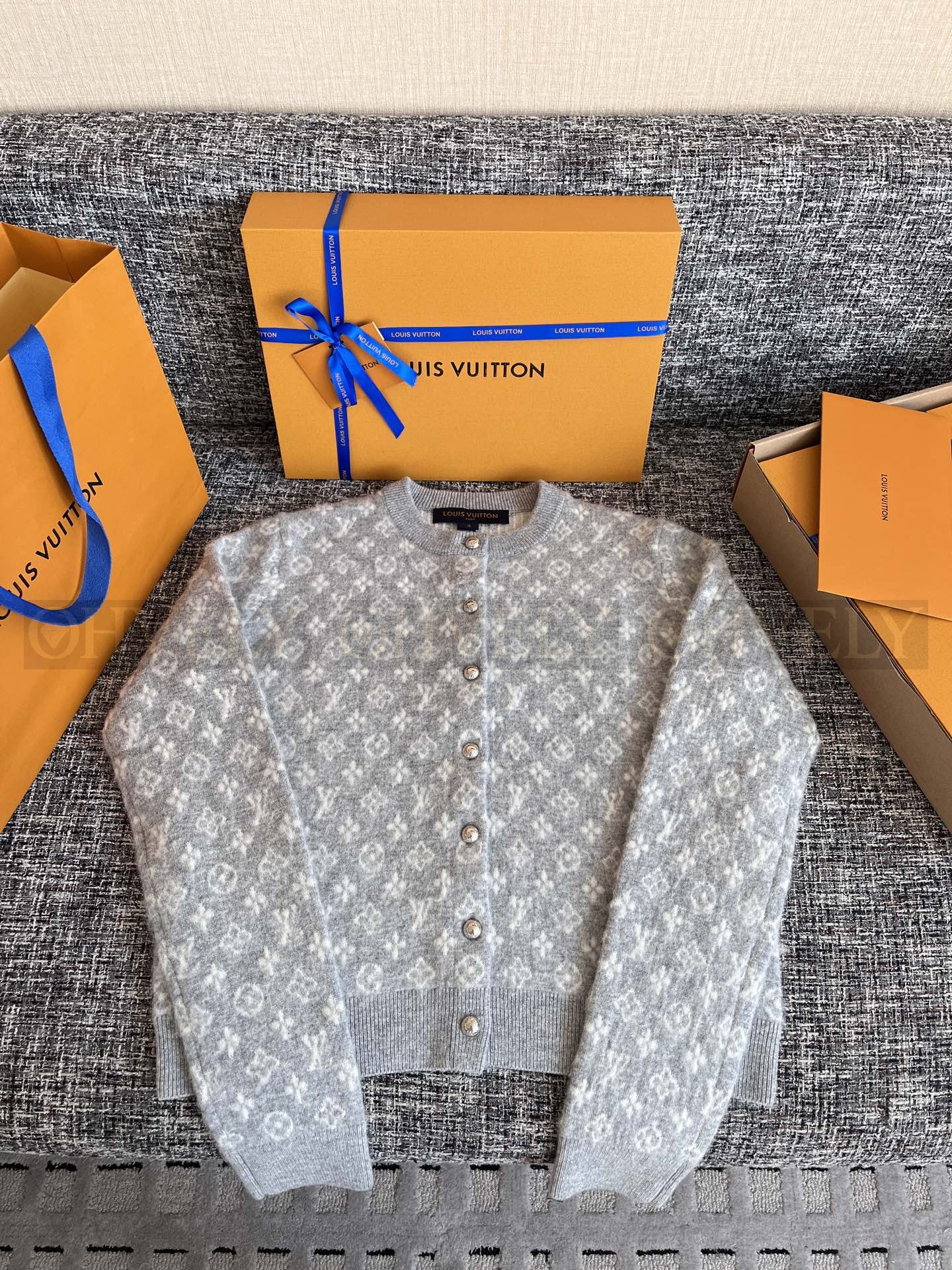 【 ZP 】Louis Vuitton 2025 모노그램 버튼 가디건 그레이 (매장가 368만원) 상품 썸네일