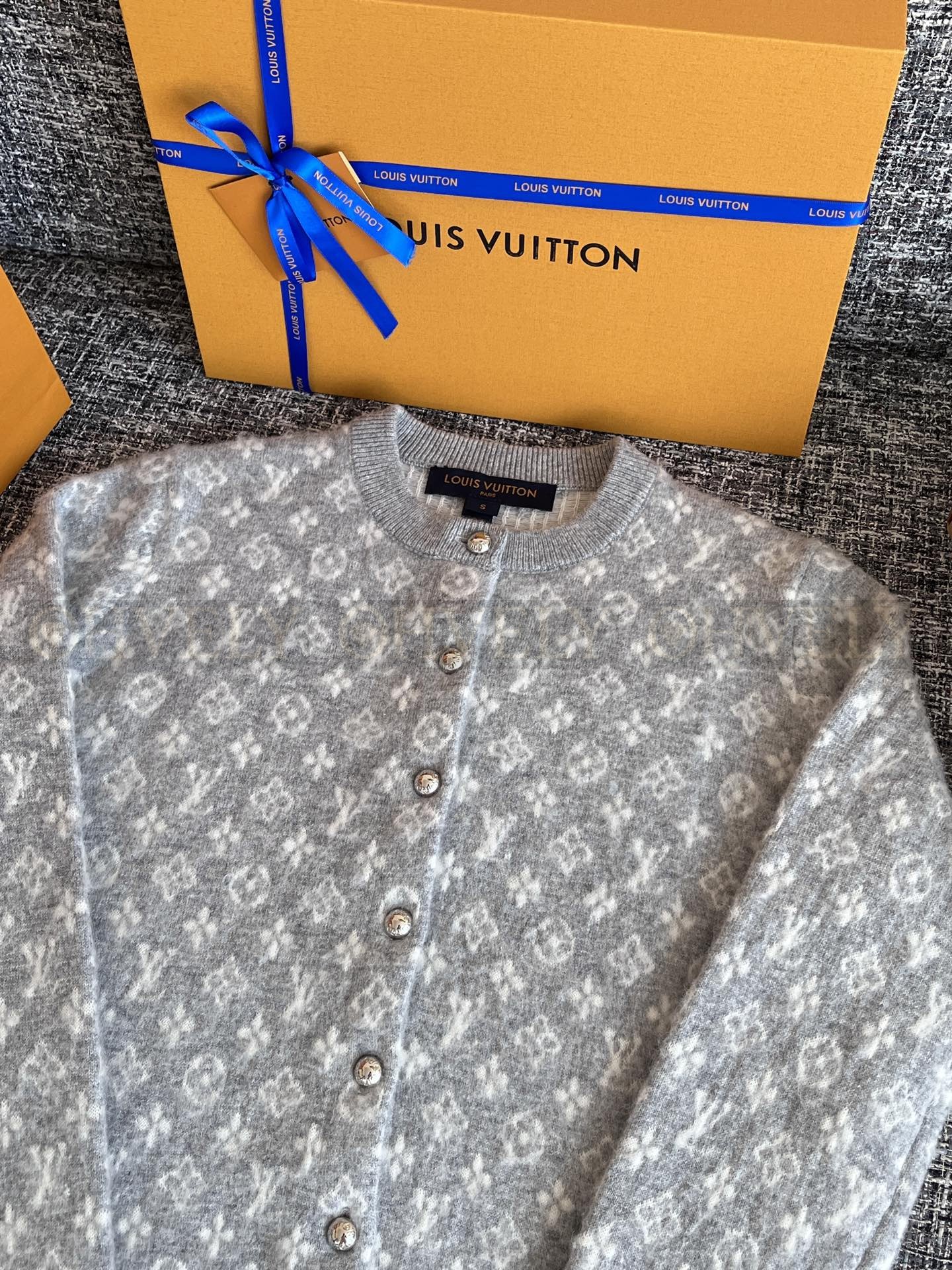 【 ZP 】Louis Vuitton 2025 모노그램 버튼 가디건 그레이 (매장가 368만원) 상품 썸네일