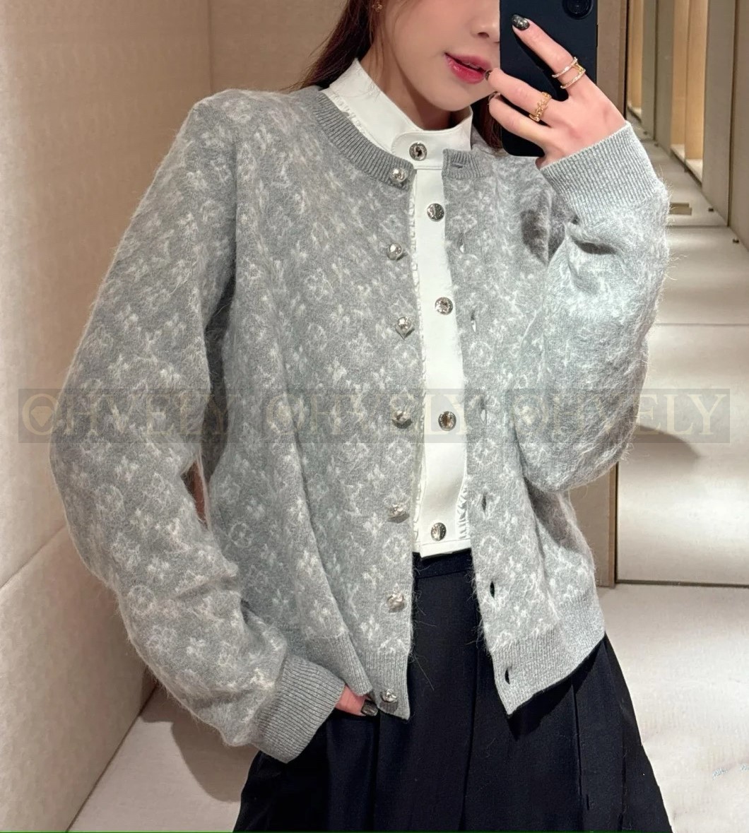 【 ZP 】Louis Vuitton 2025 모노그램 버튼 가디건 그레이 (매장가 368만원)