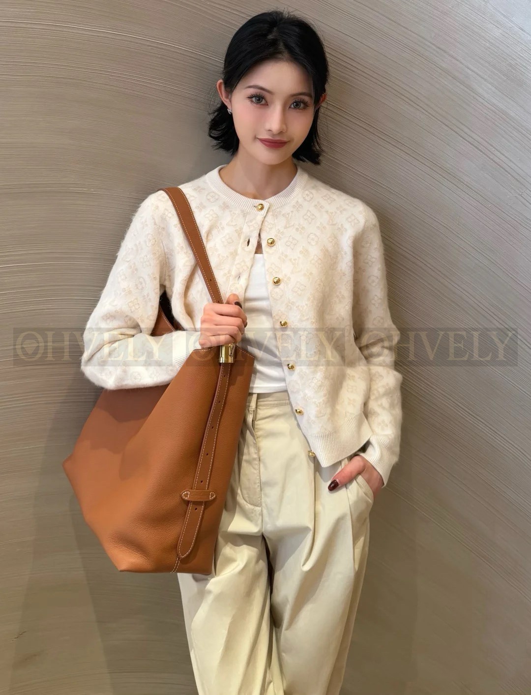 【 ZP 】Louis Vuitton 2025 모노그램 버튼 가디건 아이보리 (매장가 368만원) 상품 썸네일