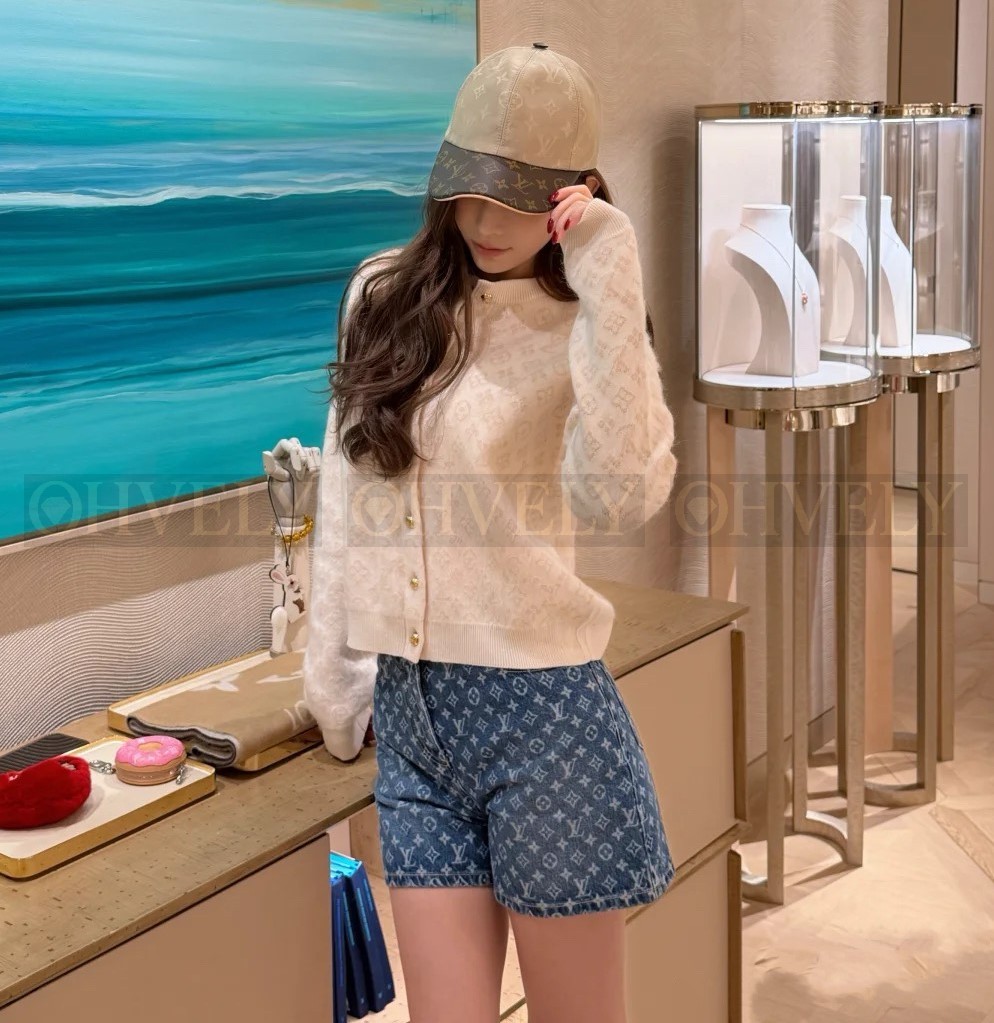 【 ZP 】Louis Vuitton 2025 모노그램 버튼 가디건 아이보리 (매장가 368만원) 상품 썸네일