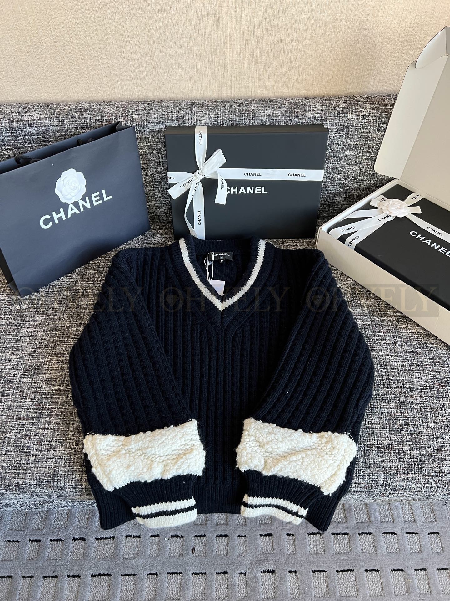 【 ZP 】CHANEL 2025 V넥 스웨터 (매장가 542만원) 상품 썸네일