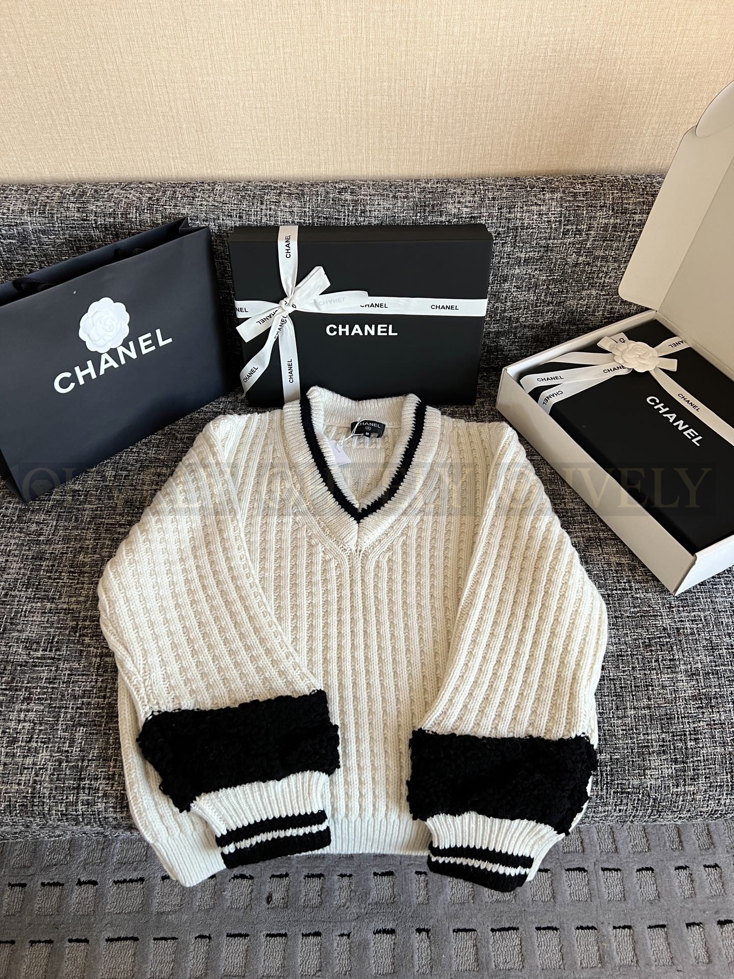 【 ZP 】CHANEL 2025 V넥 스웨터 (매장가 542만원) 상품 썸네일