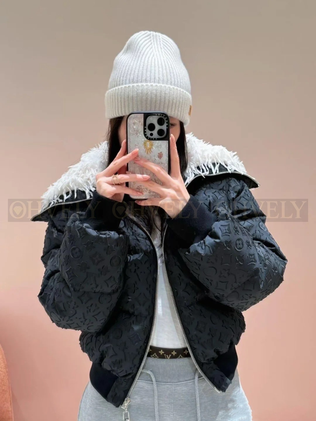 【 ZP 】Louis Vuitton 2025 모노그램 깃털 넥 패딩 (매장가 690만원) 상품 썸네일