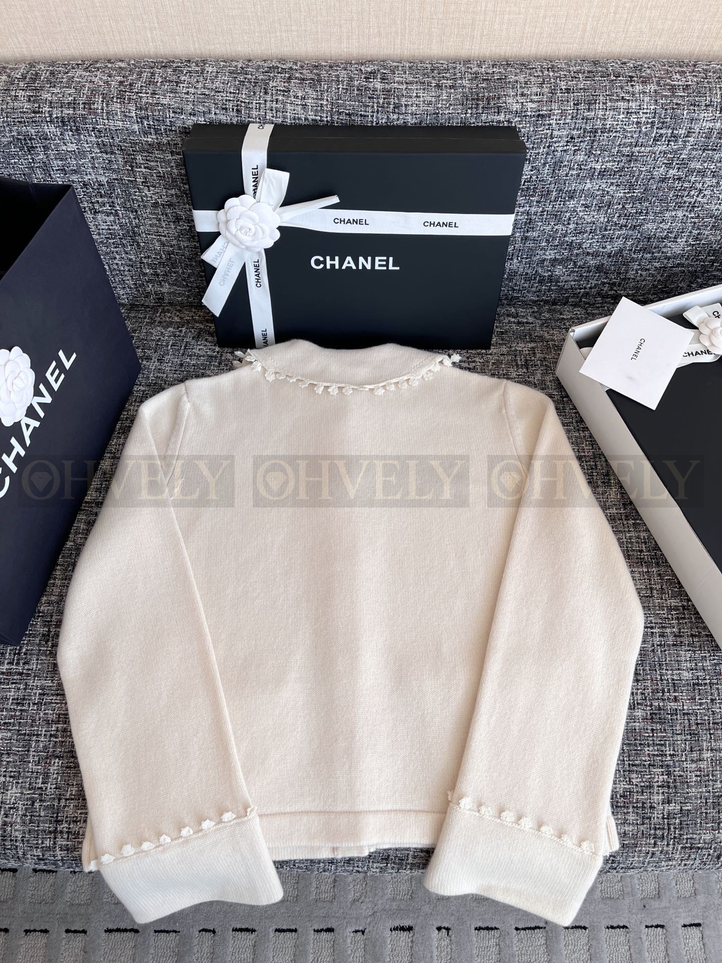 【 ZP 】CHANEL 2025 스웨터가디건 (매장가 696만원) 상품 썸네일