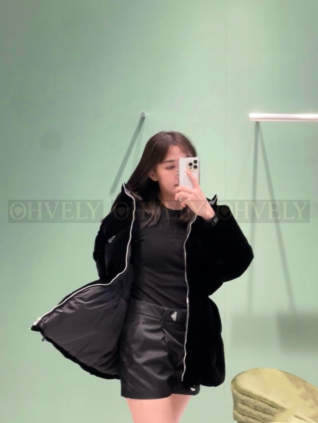 【 ZP 】Prada 2025 벨벳 패딩 후드 자켓 (매장가 538만원) 상품 썸네일